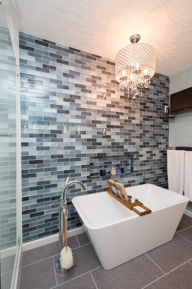 Idée de décoration pour une salle de bain principale minimaliste de taille moyenne avec un placard avec porte à panneau surélevé, des portes de placard grises, une baignoire indépendante, une douche d'angle, un bidet, un carrelage bleu, des plaques de verre, un mur bleu, un lavabo intégré, un plan de toilette en marbre, un sol gris et une cabine de douche à porte coulissante.