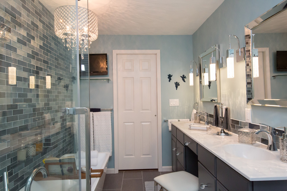 Источник вдохновения для домашнего уюта: главная ванная комната среднего размера в стиле модернизм с фасадами с выступающей филенкой, серыми фасадами, отдельно стоящей ванной, угловым душем, биде, синей плиткой, плиткой из листового стекла, синими стенами, монолитной раковиной, мраморной столешницей, серым полом и душем с раздвижными дверями