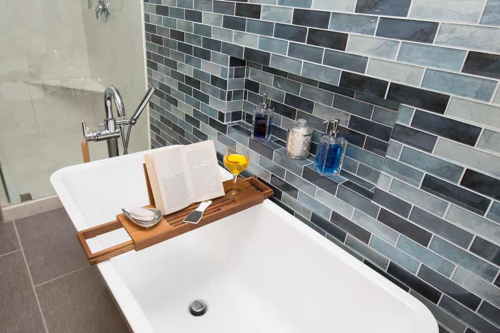 Свежая идея для дизайна: главная ванная комната среднего размера в стиле модернизм с фасадами с выступающей филенкой, серыми фасадами, отдельно стоящей ванной, угловым душем, биде, синей плиткой, плиткой из листового стекла, синими стенами, монолитной раковиной, мраморной столешницей, серым полом и душем с раздвижными дверями - отличное фото интерьера