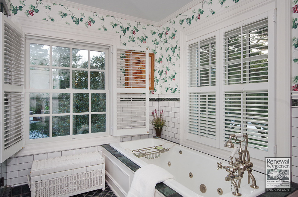 Ejemplo de cuarto de baño tradicional con puertas de armario blancas, jacuzzi, paredes blancas y suelo de baldosas de cerámica