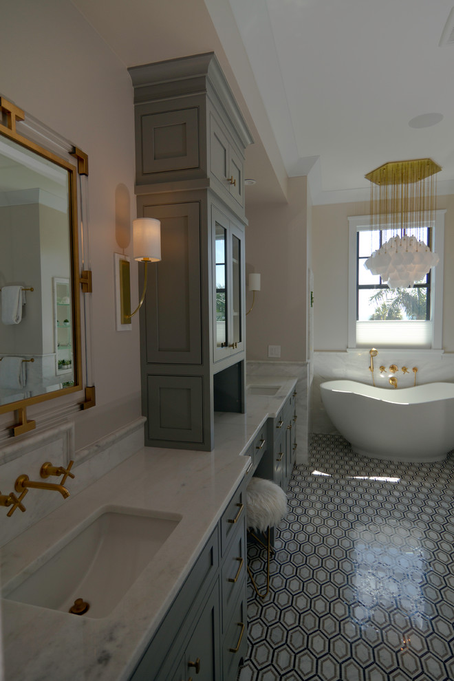 На фото: большая главная ванная комната в стиле ретро с фасадами в стиле шейкер, синими фасадами, белой плиткой, полом из мозаичной плитки, мраморной столешницей, разноцветным полом и белой столешницей