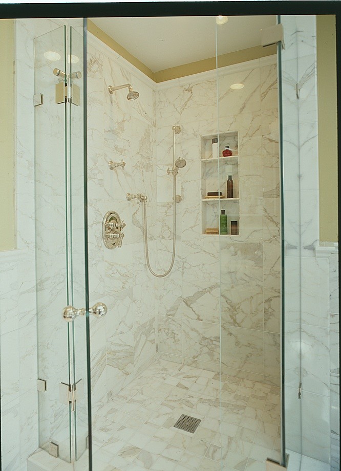 Exempel på ett mellanstort klassiskt badrum, med en dusch i en alkov, vit kakel och stenkakel