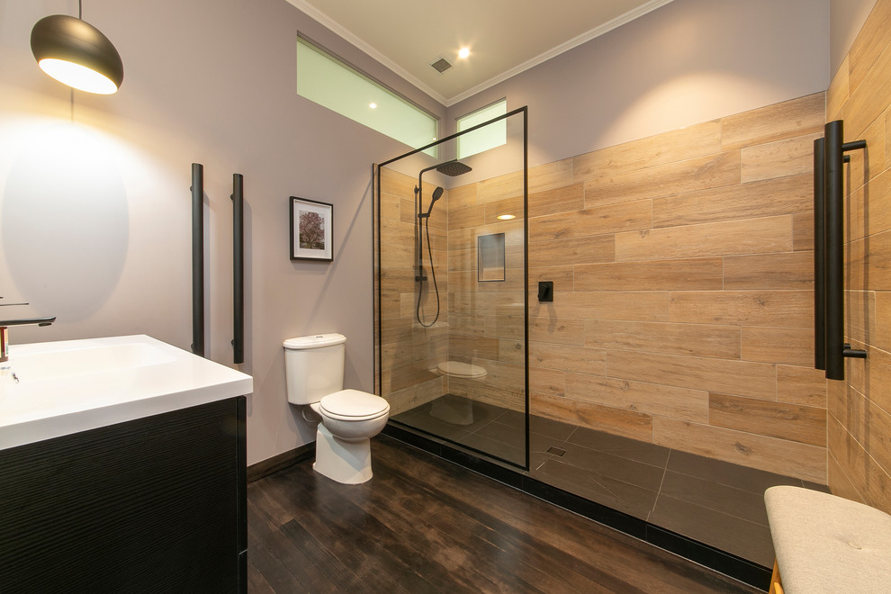 Пример оригинального дизайна: главная ванная комната среднего размера в современном стиле с двойным душем, бежевой плиткой, керамической плиткой, фиолетовыми стенами, темным паркетным полом, коричневым полом, открытым душем, раздельным унитазом и подвесной раковиной