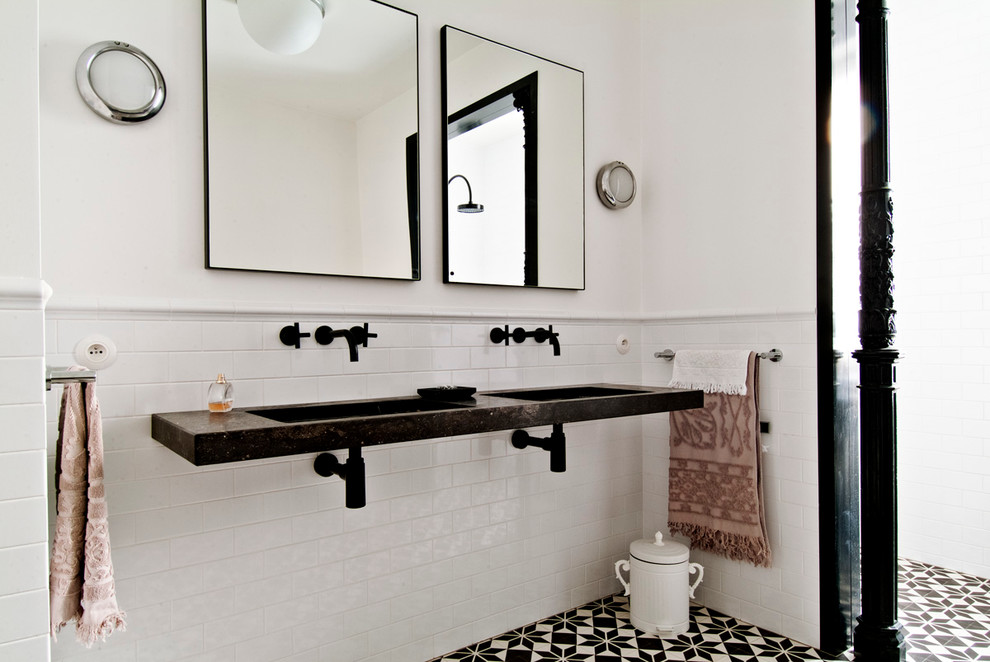 Diseño de cuarto de baño rectangular contemporáneo con lavabo integrado, baldosas y/o azulejos blancos y baldosas y/o azulejos de cemento