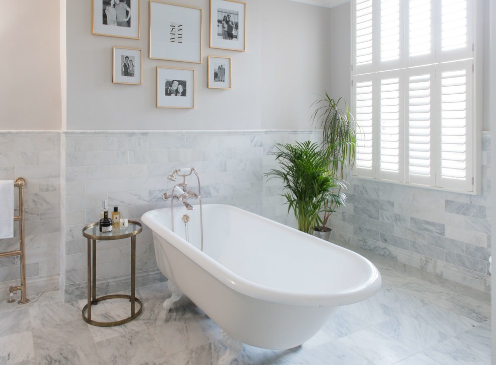 Свежая идея для дизайна: ванная комната среднего размера в современном стиле с отдельно стоящей ванной, серой плиткой, белой плиткой, мраморной плиткой, бежевыми стенами, мраморным полом и серым полом - отличное фото интерьера