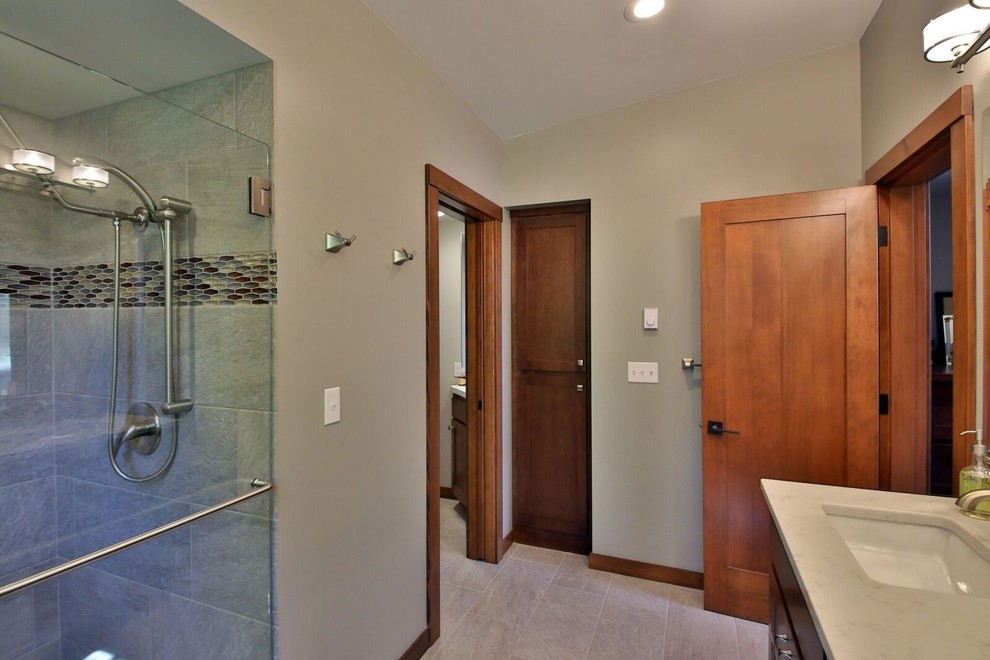 Idéer för mellanstora funkis en-suite badrum, med skåp i shakerstil, skåp i mellenmörkt trä, en dusch i en alkov, beige väggar, ett undermonterad handfat, marmorbänkskiva och klinkergolv i porslin