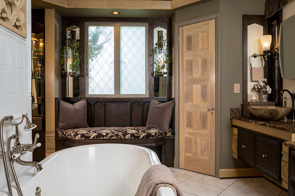 Bild på ett stort vintage en-suite badrum, med ett fristående handfat, möbel-liknande, skåp i mörkt trä, marmorbänkskiva, ett badkar med tassar, porslinskakel, bruna väggar och klinkergolv i porslin