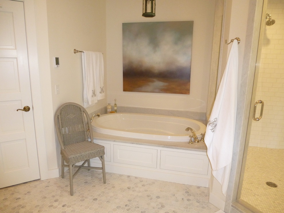 Klassisk inredning av ett stort en-suite badrum, med ett platsbyggt badkar, en dusch i en alkov, en toalettstol med hel cisternkåpa, vit kakel, tunnelbanekakel, vita väggar, mosaikgolv, ett undermonterad handfat, skåp i shakerstil, vita skåp och marmorbänkskiva