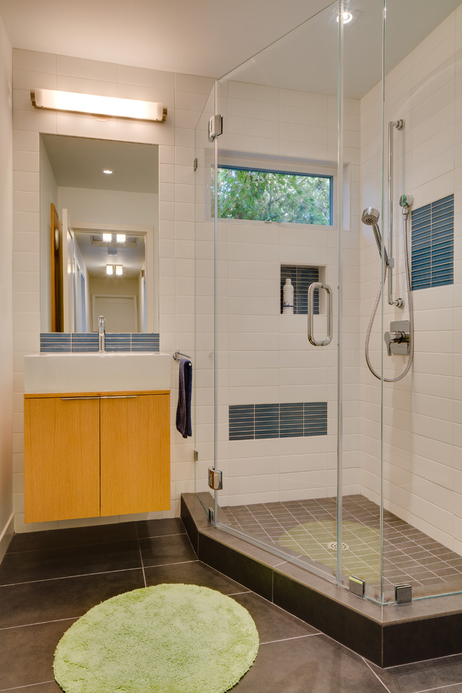 Modernes Badezimmer mit flächenbündigen Schrankfronten, hellbraunen Holzschränken, Eckdusche, blauen Fliesen und Stäbchenfliesen in San Francisco