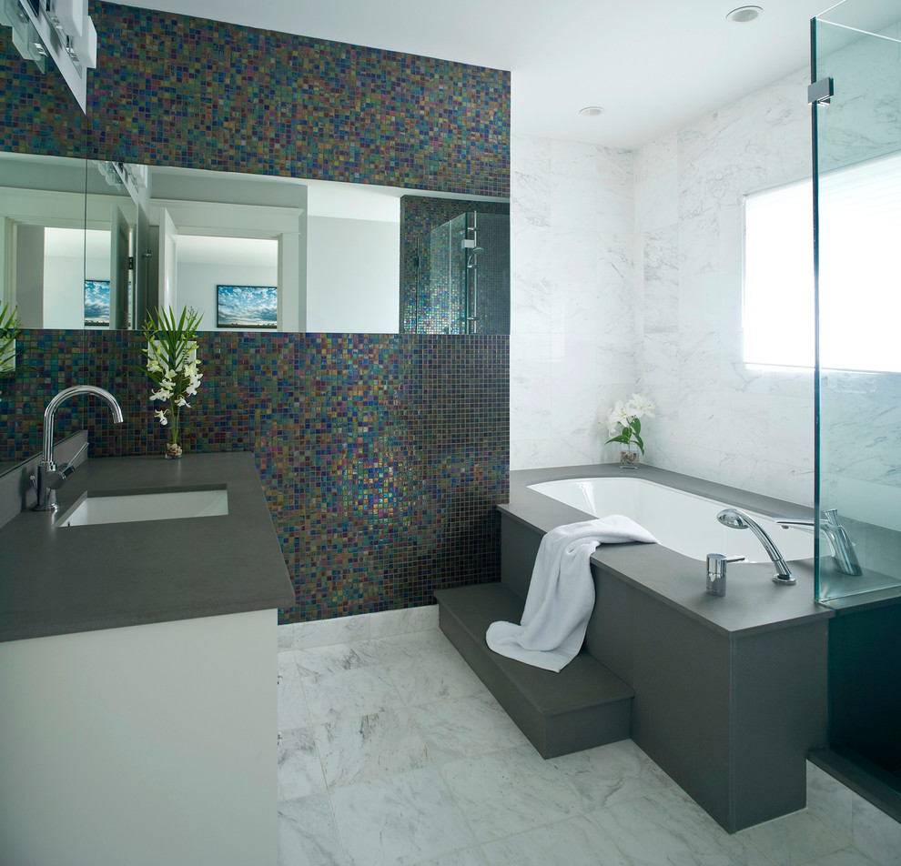 Diseño de cuarto de baño contemporáneo con lavabo bajoencimera