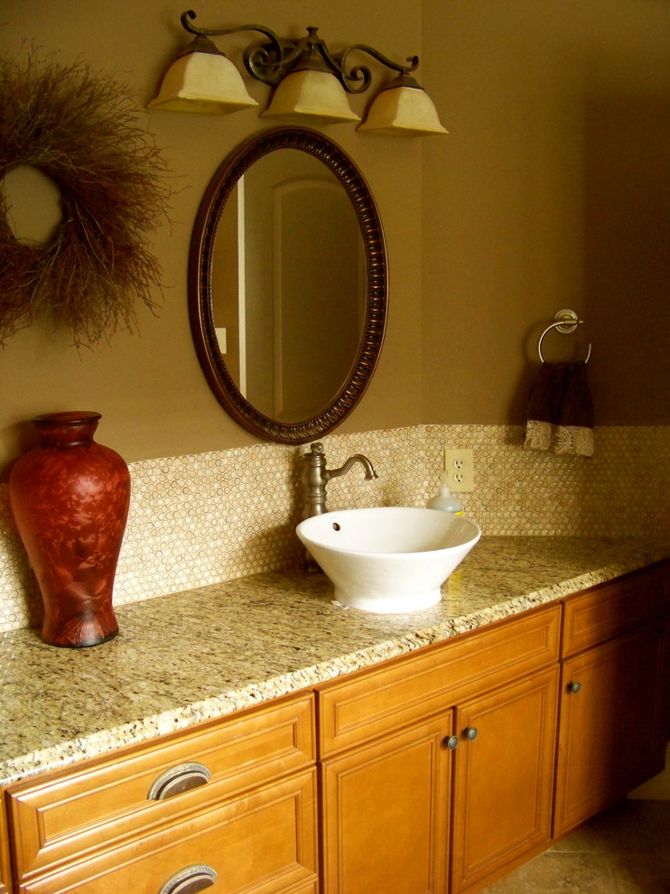 Idéer för att renovera ett vintage en-suite badrum, med ett fristående handfat, luckor med infälld panel, skåp i mellenmörkt trä, granitbänkskiva, beige kakel, glasskiva, beige väggar och klinkergolv i porslin