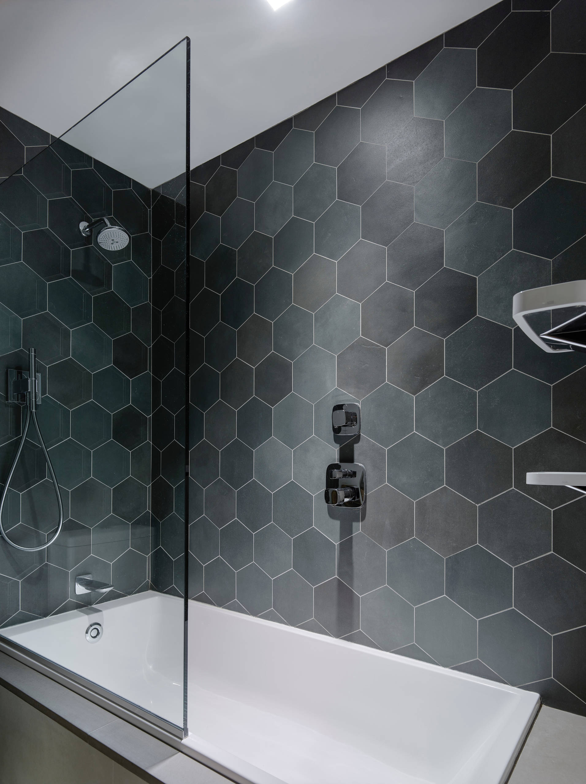 Ванна шестиугольная плитка. Ванная плитка Hexagon Grey. Плитка Гексагон в душевой. Ванна с плиткой Гексагон. Шестиугольная плитка для ванной.