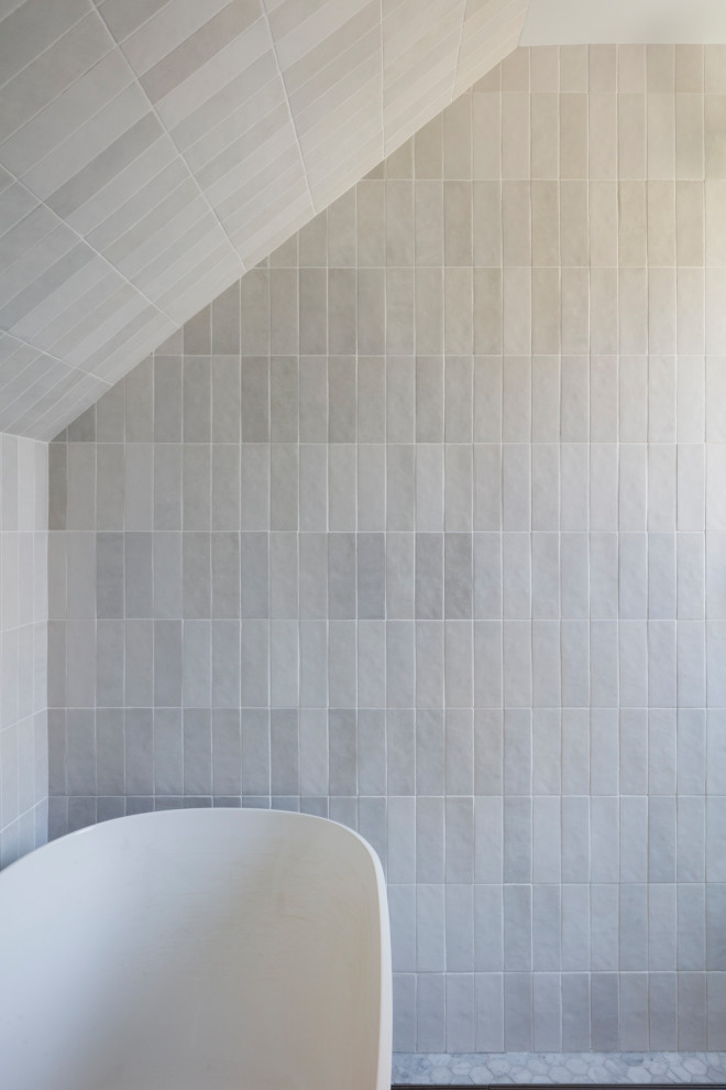 Modernes Badezimmer En Suite mit freistehender Badewanne, grauen Fliesen und Mosaikfliesen in New York