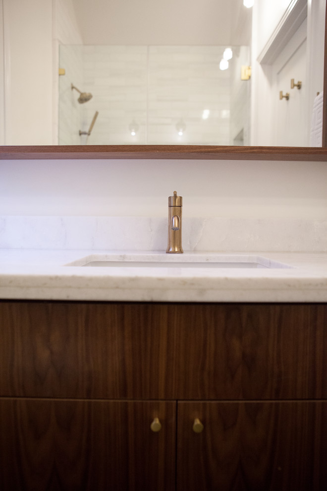 Exempel på ett mellanstort modernt vit vitt en-suite badrum, med släta luckor, skåp i mellenmörkt trä, en dusch i en alkov, vit kakel, marmorkakel, ett undermonterad handfat, marmorbänkskiva och dusch med gångjärnsdörr