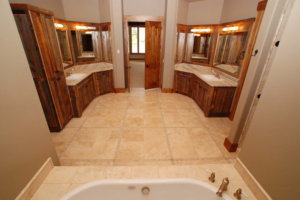 Foto på ett stort rustikt en-suite badrum, med släta luckor, skåp i mellenmörkt trä, ett platsbyggt badkar, en hörndusch, beige kakel, stenkakel och bänkskiva i kvartsit