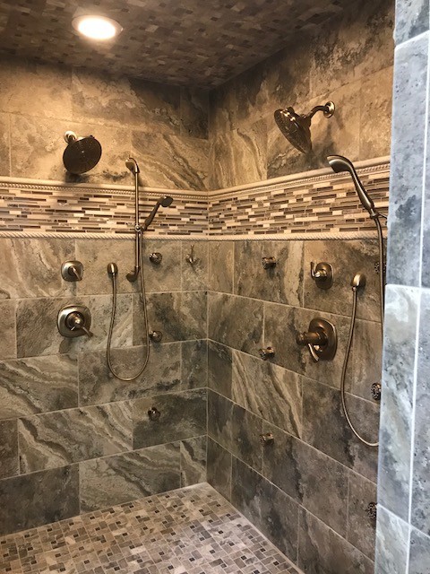 Ejemplo de cuarto de baño principal clásico de tamaño medio con suelo de baldosas de porcelana, suelo marrón y paredes beige