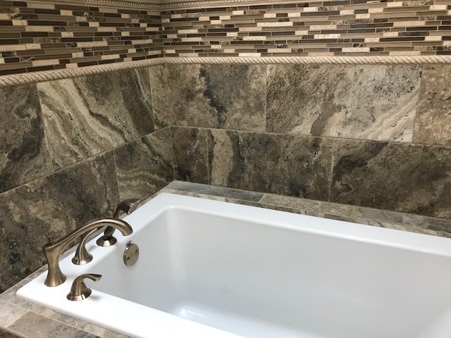 Стильный дизайн: главная ванная комната среднего размера в классическом стиле с накладной ванной, бежевыми стенами, полом из керамогранита и коричневым полом - последний тренд
