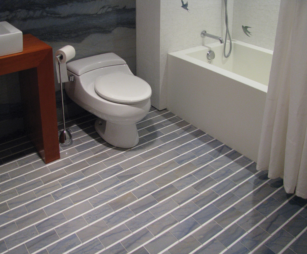 Réalisation d'une salle de bain design avec un carrelage multicolore, un mur blanc et un sol en marbre.