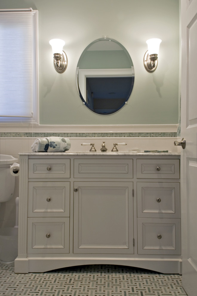 Inspiration för ett mellanstort vintage badrum, med ett undermonterad handfat, möbel-liknande, vita skåp, marmorbänkskiva, ett badkar i en alkov, en dusch/badkar-kombination, en toalettstol med separat cisternkåpa, vit kakel, stenkakel, gröna väggar och mosaikgolv