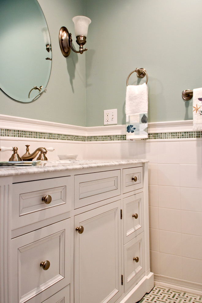 Inspiration för mellanstora klassiska badrum, med ett undermonterad handfat, möbel-liknande, vita skåp, marmorbänkskiva, ett badkar i en alkov, en dusch/badkar-kombination, en toalettstol med separat cisternkåpa, vit kakel, stenkakel, gröna väggar och mosaikgolv