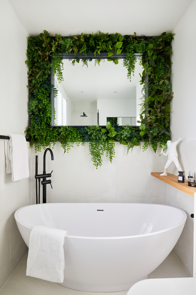 Foto di una stanza da bagno padronale minimal di medie dimensioni con vasca freestanding, piastrelle beige, piastrelle in gres porcellanato, pavimento in gres porcellanato e pavimento beige