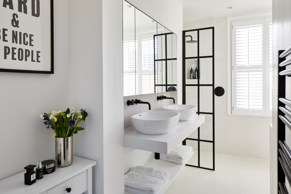 Exempel på ett mellanstort modernt vit vitt badrum med dusch, med öppna hyllor, vita skåp, en öppen dusch, beige kakel, porslinskakel, vita väggar, klinkergolv i porslin, ett fristående handfat och beiget golv