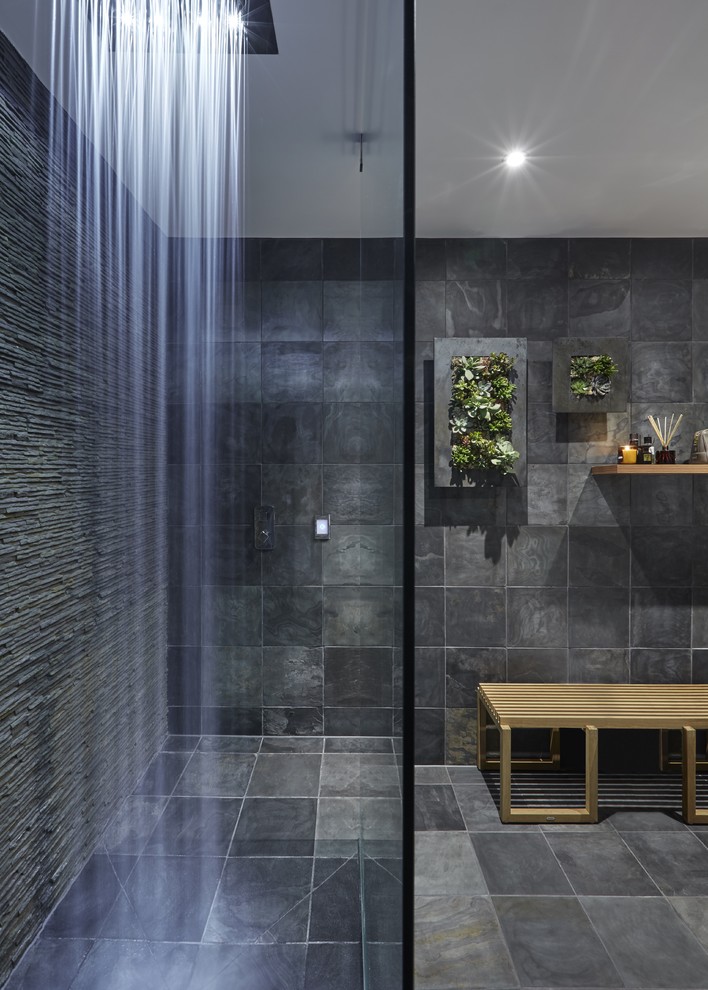 Diseño de cuarto de baño actual con baldosas y/o azulejos de pizarra