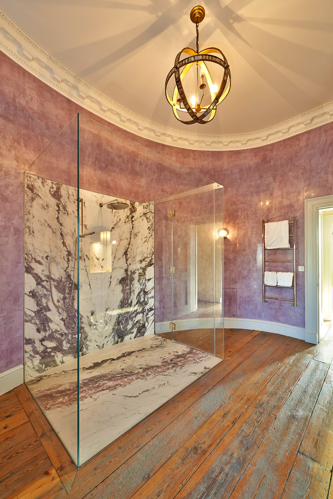 На фото: ванная комната в стиле фьюжн с мраморной плиткой с