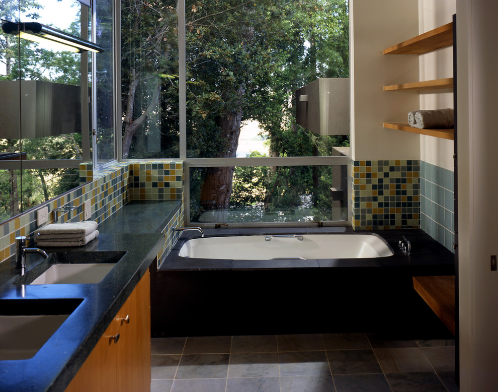 Esempio di una stanza da bagno padronale minimalista di medie dimensioni con lavabo sottopiano, ante lisce, piastrelle multicolore e piastrelle a mosaico