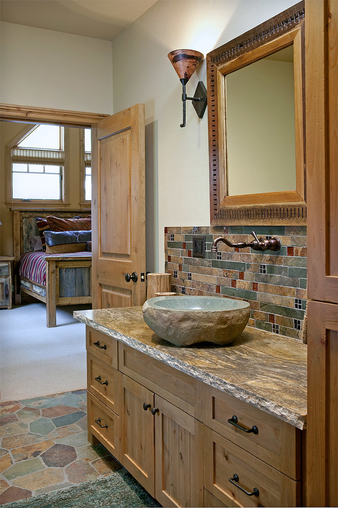 Bild på ett mellanstort rustikt badrum med dusch, med ett fristående handfat, granitbänkskiva, flerfärgad kakel, stenkakel, vita väggar, luckor med profilerade fronter, skåp i ljust trä och skiffergolv