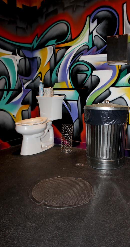 Idee per una piccola stanza da bagno industriale con lavabo sospeso, WC a due pezzi e pavimento in cemento