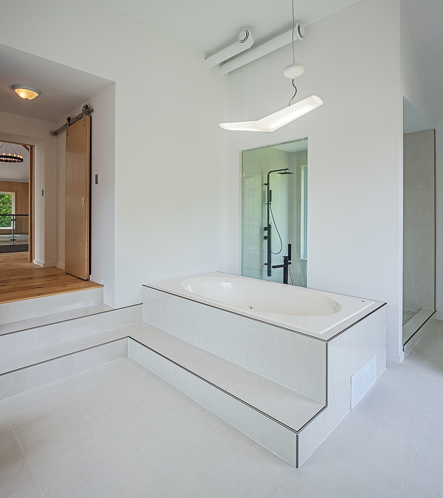 トロントにあるモダンスタイルのおしゃれな浴室 (ドロップイン型浴槽、アルコーブ型シャワー、白いタイル) の写真