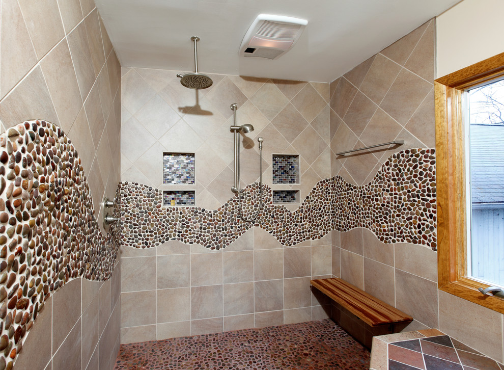 Свежая идея для дизайна: огромная главная ванная комната в современном стиле с открытым душем, бежевой плиткой, коричневой плиткой, галечной плиткой, бежевыми стенами, полом из галечной плитки и разноцветным полом - отличное фото интерьера