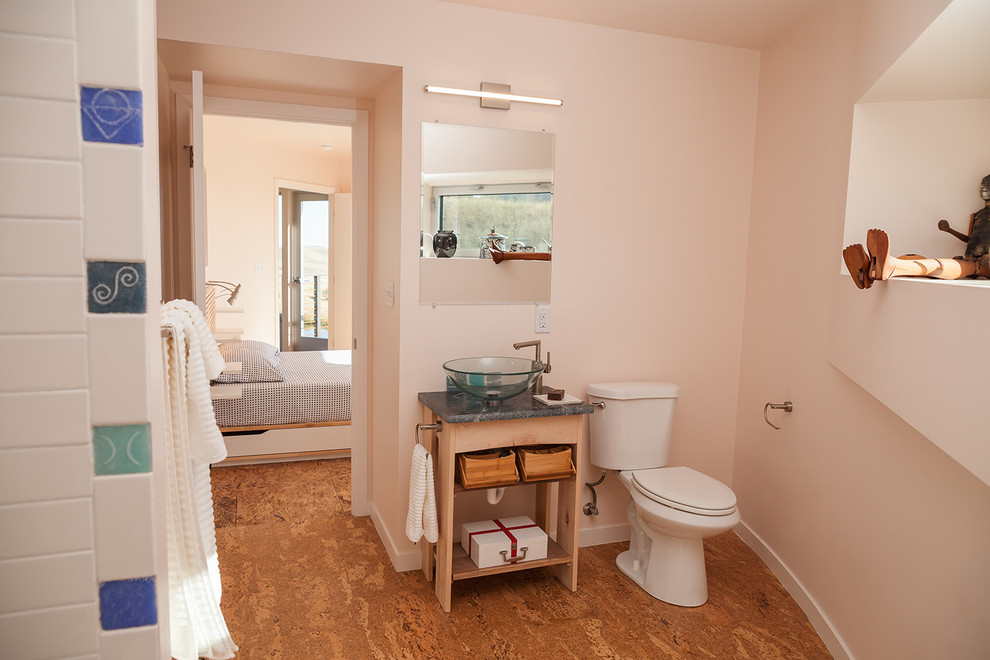 Idées déco pour une petite salle de bain contemporaine en bois clair avec une vasque, un placard sans porte, un plan de toilette en stéatite, WC séparés, un carrelage blanc, un carrelage en pâte de verre, un mur blanc et un sol en liège.