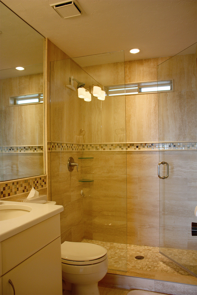 Источник вдохновения для домашнего уюта: ванная комната среднего размера в классическом стиле с плоскими фасадами, белыми фасадами, ванной в нише, душем в нише, унитазом-моноблоком, бежевой плиткой, черно-белой плиткой, коричневой плиткой, разноцветной плиткой, белой плиткой, керамогранитной плиткой, бежевыми стенами, полом из травертина, душевой кабиной, врезной раковиной и столешницей из искусственного кварца