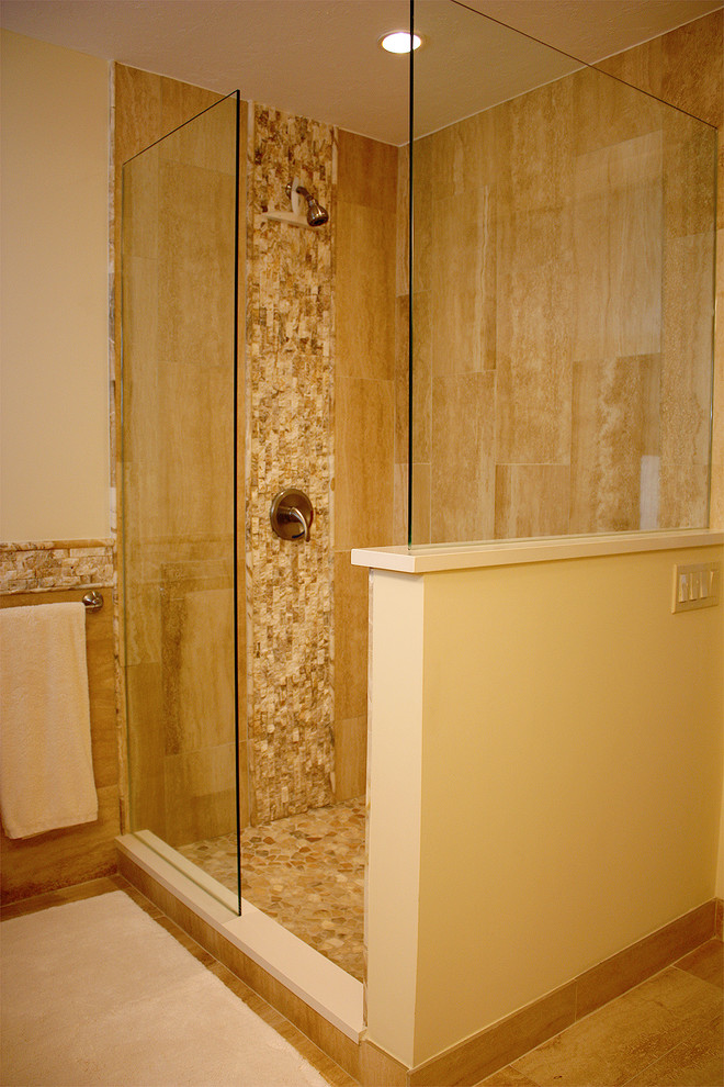 На фото: ванная комната среднего размера в классическом стиле с плоскими фасадами, белыми фасадами, ванной в нише, душем в нише, унитазом-моноблоком, бежевой плиткой, черно-белой плиткой, коричневой плиткой, разноцветной плиткой, белой плиткой, керамогранитной плиткой, бежевыми стенами, полом из травертина, душевой кабиной, врезной раковиной и столешницей из искусственного кварца с