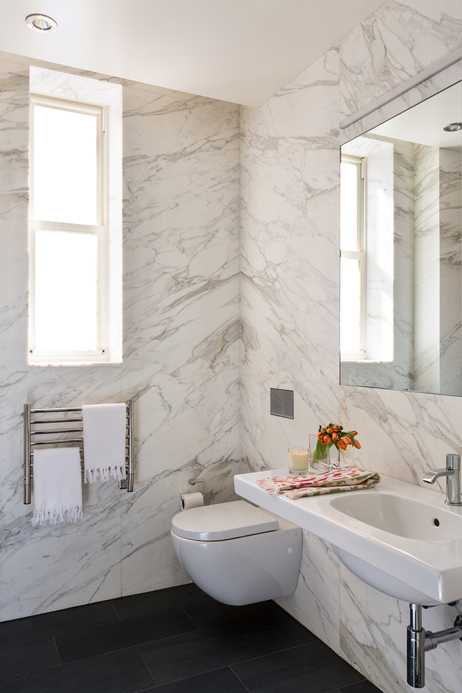 На фото: ванная комната среднего размера в стиле модернизм с душем в нише, инсталляцией, белыми стенами, полом из сланца, подвесной раковиной и столешницей из искусственного кварца
