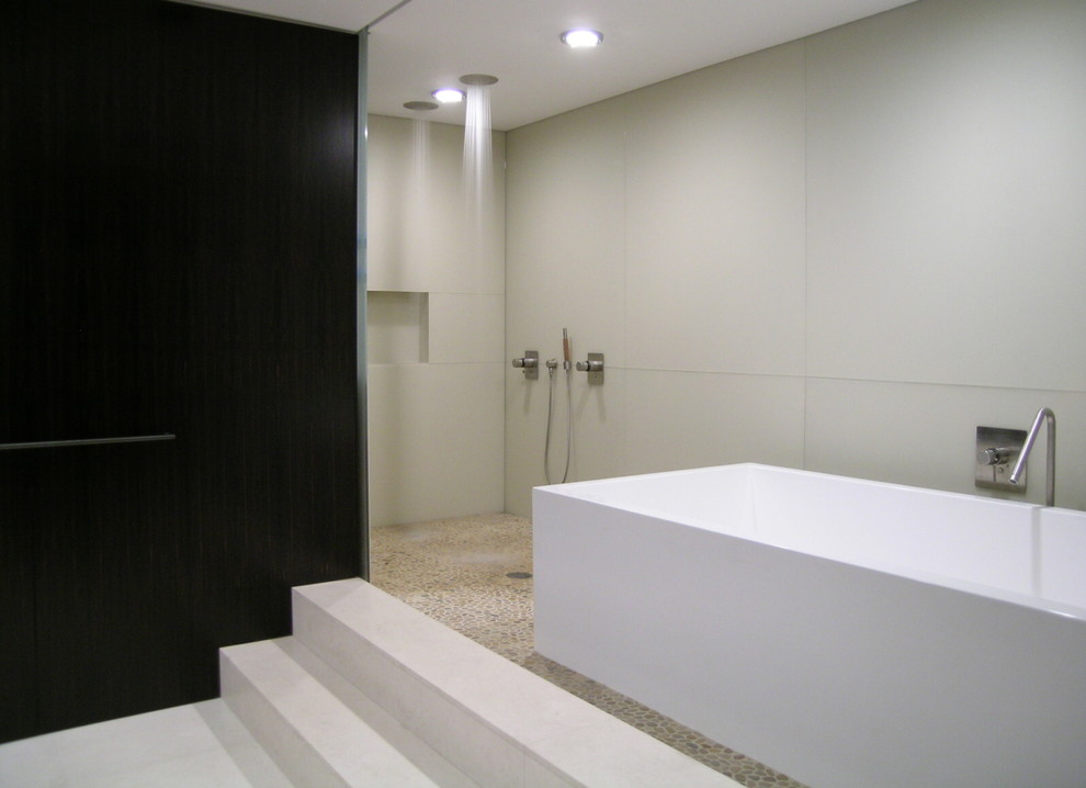 Modernes Badezimmer mit Doppeldusche und freistehender Badewanne in New York