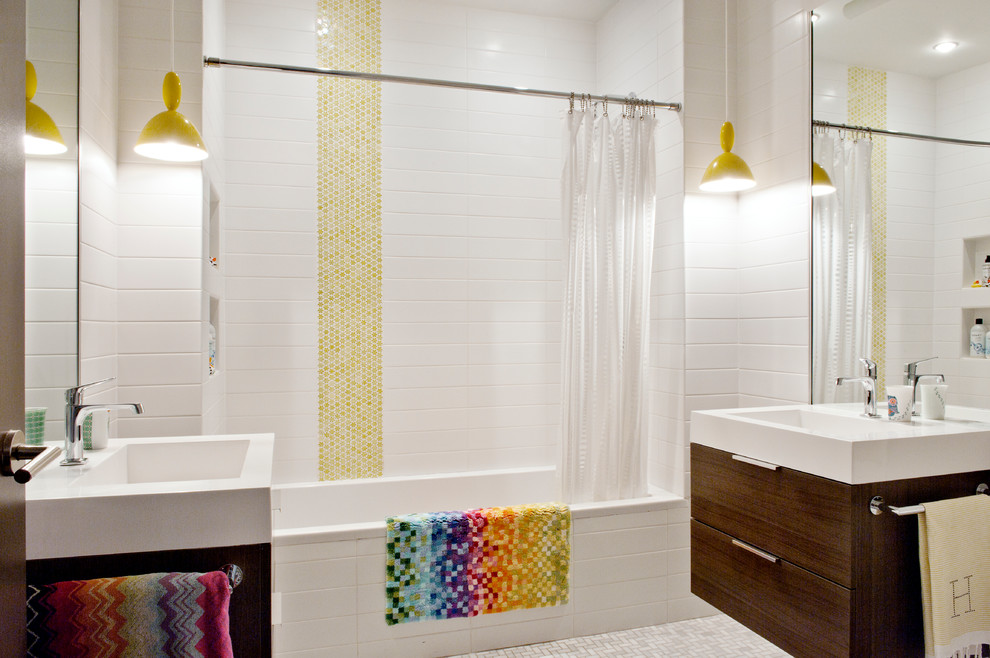 Diseño de cuarto de baño contemporáneo con lavabo integrado, armarios con paneles lisos, puertas de armario de madera en tonos medios, bañera empotrada, baldosas y/o azulejos blancos y ducha con cortina
