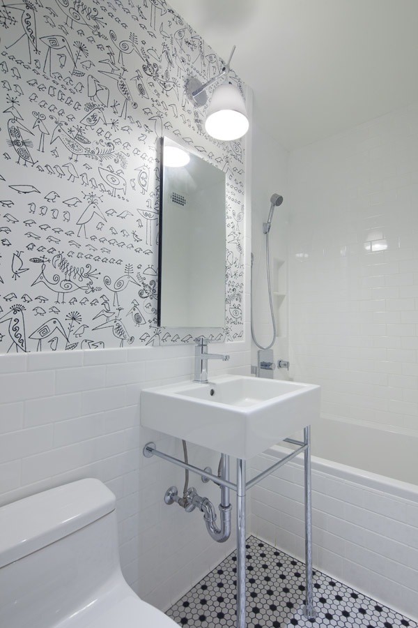 На фото: главная ванная комната среднего размера в современном стиле с консольной раковиной, ванной в нише, душем в нише, унитазом-моноблоком, белой плиткой, плиткой мозаикой и белыми стенами