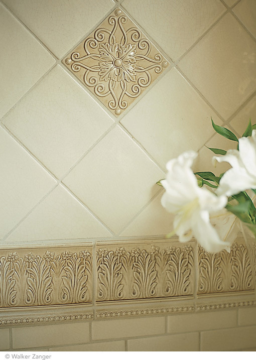 Foto di una stanza da bagno chic con piastrelle beige, piastrelle in ceramica e pareti beige