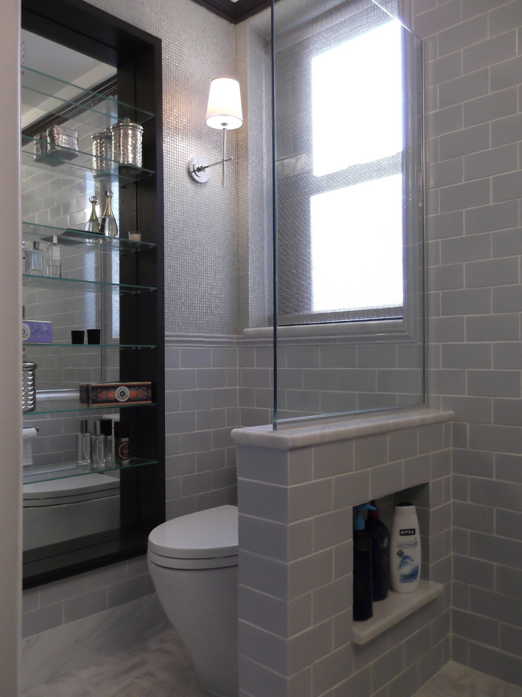 ニューヨークにある高級な小さなモダンスタイルのおしゃれなマスターバスルーム (一体型シンク、オープン型シャワー、一体型トイレ	、グレーのタイル、サブウェイタイル、グレーの壁、大理石の床) の写真