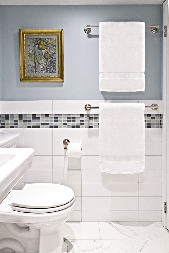 Idéer för att renovera ett litet funkis en-suite badrum, med ett piedestal handfat, släta luckor, ett badkar i en alkov, en dusch/badkar-kombination, en toalettstol med separat cisternkåpa, vit kakel, porslinskakel, blå väggar och klinkergolv i porslin