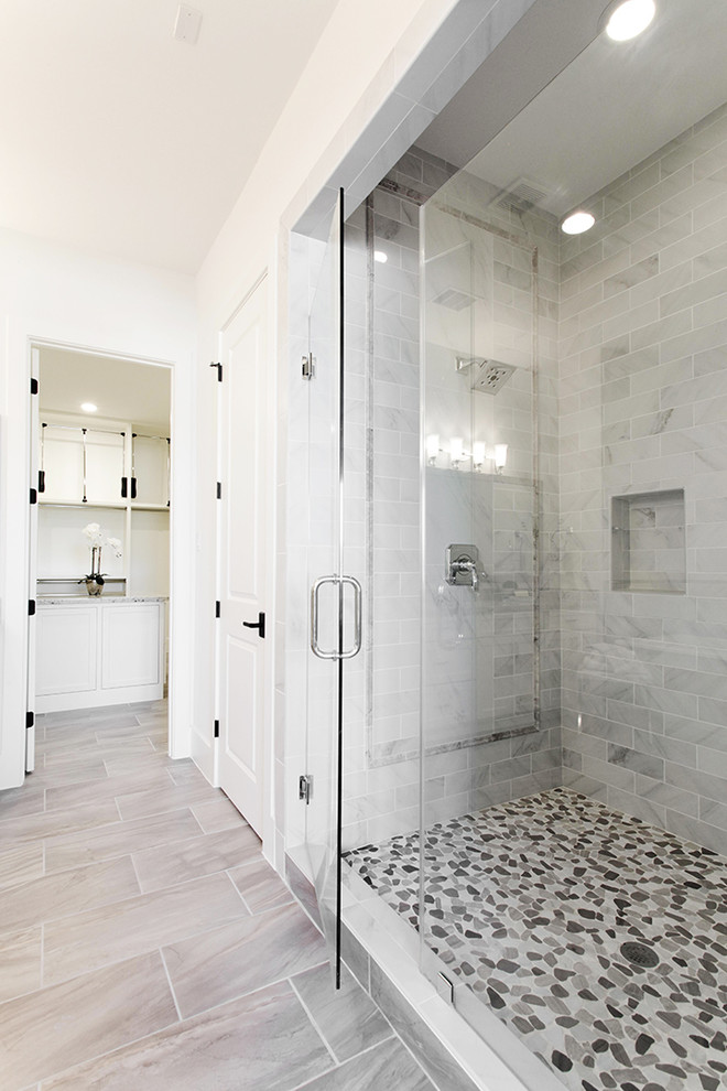Inspiration för ett stort funkis en-suite badrum, med skåp i shakerstil, vita skåp, ett fristående badkar, marmorkakel, klinkergolv i porslin, ett undermonterad handfat, granitbänkskiva och grått golv