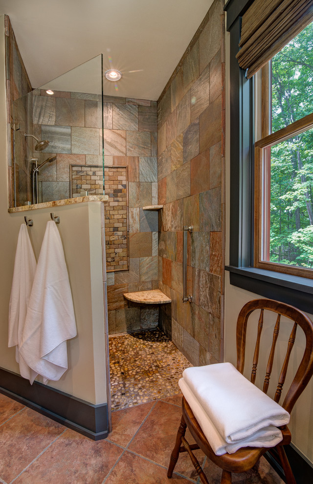 Esempio di una stanza da bagno padronale chic con doccia aperta, piastrelle multicolore, piastrelle a mosaico, pareti beige e pavimento con piastrelle a mosaico