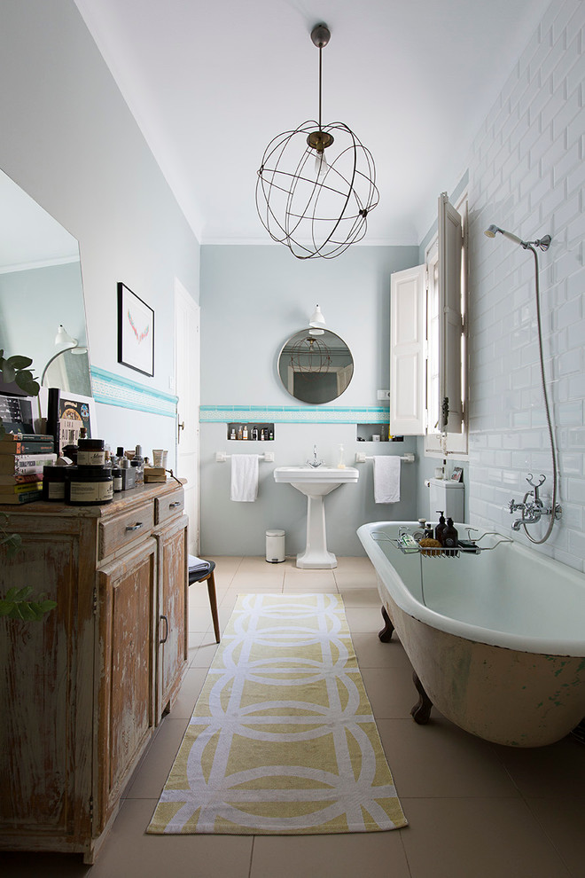 Cette photo montre une salle de bain principale éclectique en bois brun de taille moyenne avec un placard avec porte à panneau surélevé, une baignoire sur pieds, un combiné douche/baignoire, un carrelage blanc, un mur blanc, un sol en carrelage de céramique et un lavabo de ferme.