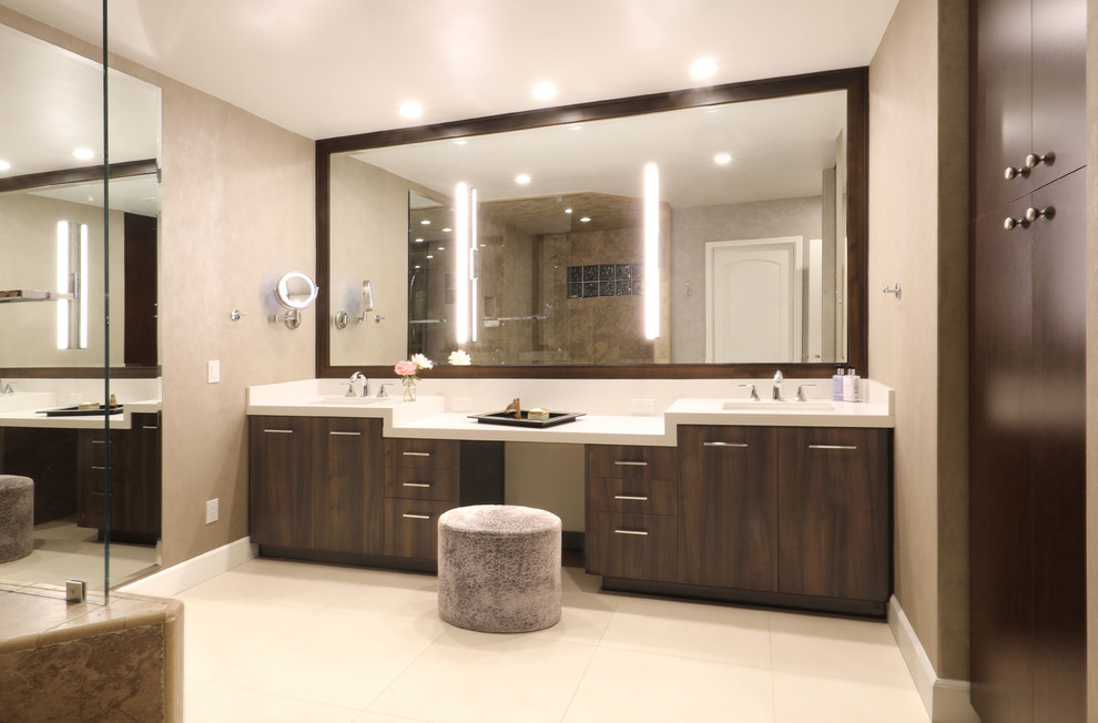 Exempel på ett stort modernt vit vitt en-suite badrum, med släta luckor, bruna skåp, en hörndusch, en bidé, beige kakel, porslinskakel, flerfärgade väggar, klinkergolv i porslin, ett undermonterad handfat, bänkskiva i kvarts, vitt golv och med dusch som är öppen
