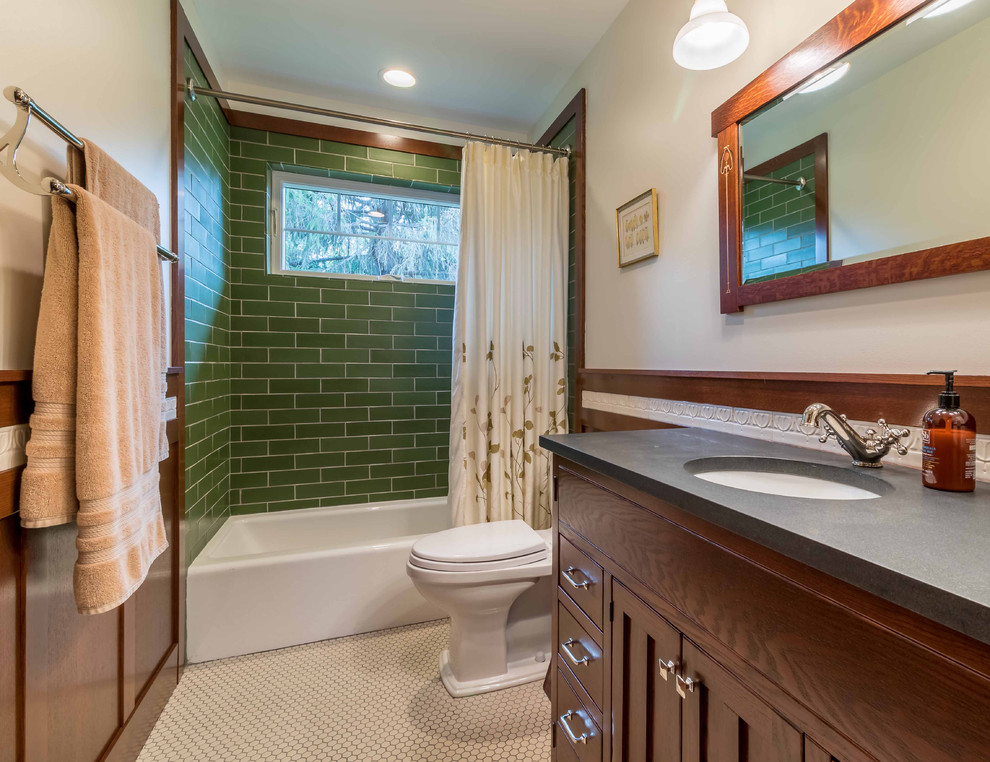 Cette image montre une salle de bain blanche et bois et principale craftsman en bois brun de taille moyenne avec un placard à porte shaker, une baignoire posée, un combiné douche/baignoire, WC séparés, un carrelage vert, des carreaux de porcelaine, un mur beige, un sol en carrelage de céramique, un lavabo encastré, un plan de toilette en stéatite, un sol blanc, une cabine de douche avec un rideau, un plan de toilette gris, meuble-lavabo sur pied, une fenêtre, meuble simple vasque, un plafond en papier peint et du papier peint.