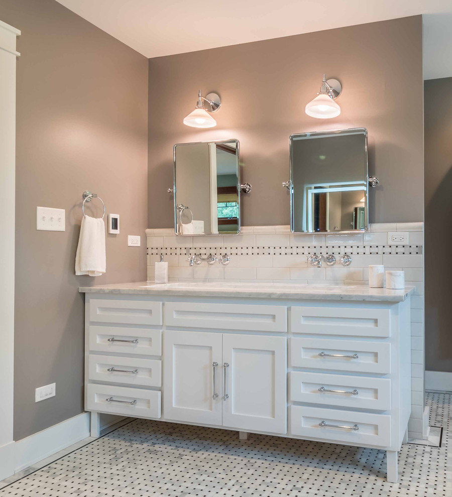Idée de décoration pour une douche en alcôve principale et grise et blanche craftsman de taille moyenne avec un placard à porte shaker, des portes de placard blanches, une baignoire indépendante, WC séparés, un carrelage noir et blanc, un carrelage métro, un mur gris, un sol en marbre, un lavabo encastré, un plan de toilette en marbre, un sol blanc, une cabine de douche à porte battante, un plan de toilette blanc, un banc de douche, meuble double vasque, meuble-lavabo sur pied, un plafond en papier peint et du papier peint.