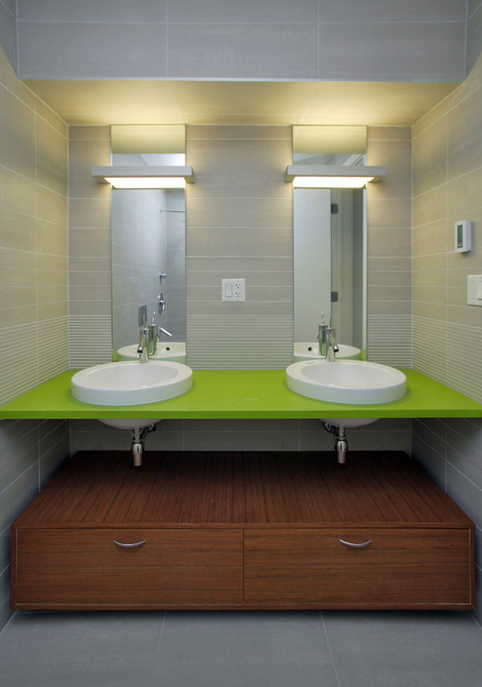 Пример оригинального дизайна: ванная комната в стиле модернизм с накладной раковиной, плоскими фасадами, фасадами цвета дерева среднего тона, столешницей из искусственного кварца, инсталляцией, бежевой плиткой, керамогранитной плиткой, бежевыми стенами и полом из керамогранита